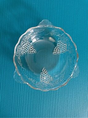 Vintage 1950s unmarked Anchor Hocking Grapevine design bowl